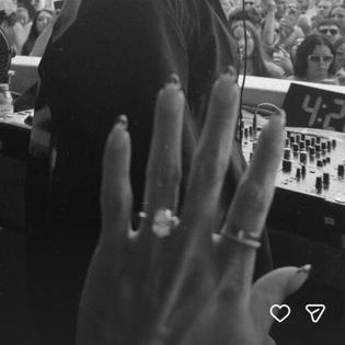 Bang Showbiz / Nikki Hall showed off her engagement ring (c) Instagram.