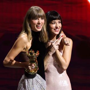 Bang Showbiz / Taylor Swift and Dakota Johnson talk about true crime a lot