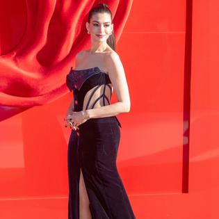 Bang Showbiz / Anne Hathaway wants to star opposite Scarlett Johansson in huge film franchise.