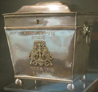 A silver ‘tzedakah’ box for collecting donations to charities, dated to around 1820 in Charleston, now at the National Museum of American Jewish History.
Wmpearl/Wikimedia Commons