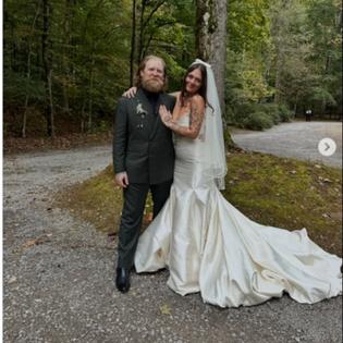Bang Showbiz / Dan Tooker and Elle King have got married (c) Instagram