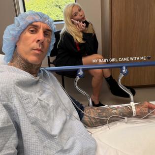 Bang Showbiz / Travis Barker and Alabama in hospital / © Instagram