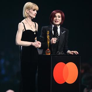 Bang Showbiz / Kelly and Sharon Osbourne at the Brit Awards