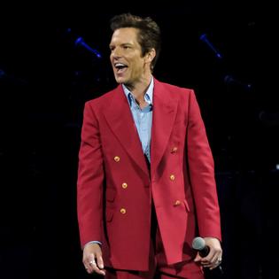 Bang Showbiz / Brandon Flowers recalls surrreal moment backstsage with Bruce Springsteen
