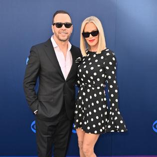 Bang Showbiz / Jenny McCarthy thanks God after husband Donnie Wahlberg's near-death experience in private jet