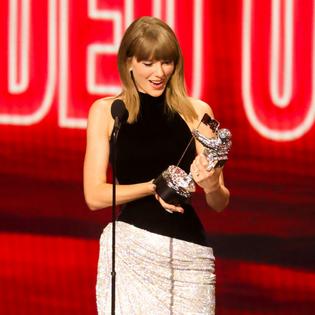 Bang Showbiz / Taylor Swift was left unimpressed after her husband Travis Kelce received an early morning phone call from his brother Jason Kelce - to say he wanted help lifting weights