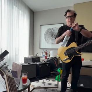 Bang Showbiz / Kevin 'Noodles' Wasserman, the longtime guitarist of American punk rock band the Offspring, has announced he is stepping away from live performances after developing a sudden and potentially serious health problem