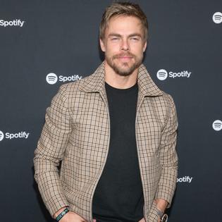 Bang Showbiz / Derek Hough mourns beloved dog in heartfelt Instagram tribute