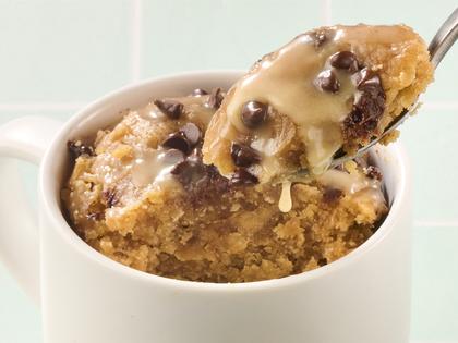 This rich, peanut buttery cake for one is ready in under 10 minutes. (Alex Lepe/TCA)