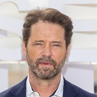 Bang Showbiz / Jason Priestley reveals why he was forced to cut off pals when he found fame
