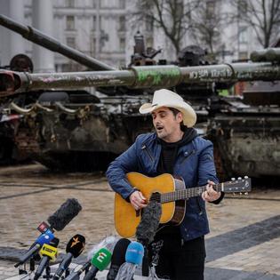 Bang Showbiz / Brad Paisley performed in Ukraine in 2023