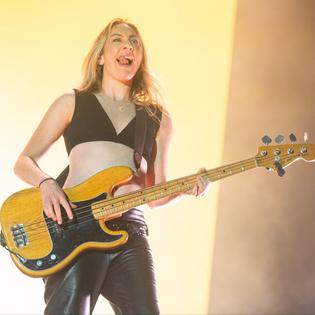 Bang Showbiz / Este Haim loves songwriting