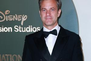 Bang Showbiz / Joshua Jackson and Eric Mabius blushed when they bumped into each other years after their gay sex scene in Cruel Intentions