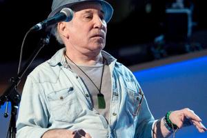 Bang Showbiz / Paul Simon's successful back surgery