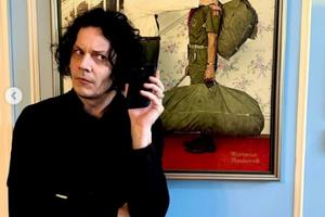 Bang Showbiz / Jack White now owns a mobile phone
