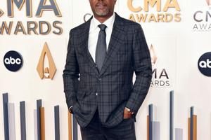 Bang Showbiz / Darius Rucker cut his set short after three-and-a-half songs as he complained of being unable to sing