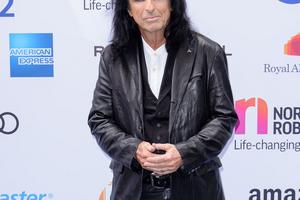 Bang Showbiz / Alice Cooper fears Ozzy Osbourne sacrificed his health for his music career