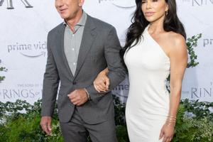 Bang Showbiz / Jeff Bezos didn't make any of the VIPs at his wedding sign gagging contracts, one of his guests claims