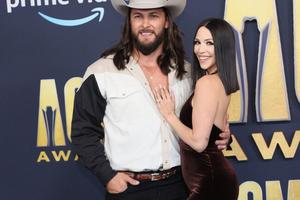 Bang Showbiz / Brock Davies issues public apology to Scheana Shay for cheating