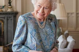 Bang Showbiz / Queen Elizabeth's senior aide gives approval to new royal play