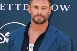 Bang Showbiz / Chris Hemsworth played the drums at an Ed Sheeran concert