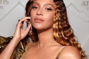 Bang Showbiz / Beyoncé's father would have landed her choreographer in 'hot water' over unreleased music being stolen from his rental car