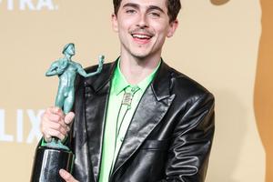 Bang Showbiz / Timothee Chalamet's new movie is about a motorbike-riding bank robber.