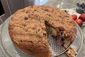This vanilla-scented cake is easy to put together. (Diane Rossen Worthington/TCA)