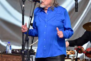 Bang Showbiz / Robert Plant could become an' Elvis impersonator'.