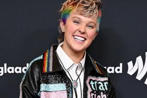 Bang Showbiz / JoJo Siwa wants to duet with Eminem.