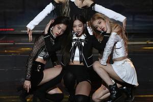 Bang Showbiz / BLACKPINK are 'working very hard' to get a new album to fans 'by November, at the latest'