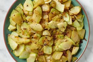 It's a quick side dish that’s big on flavor. (Alex Lepe/TCA)