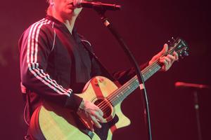 Bang Showbiz / The Goo Goo Dolls stage mock fights to keep their working relationship cordial