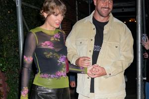 Bang Showbiz / Travis Kelce's father says that the NFL star proposed to Taylor Swift almost two weeks ago