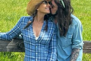 Bang Showbiz / Elizabeth Hurley is smitten with Billy Ray Cyrus.