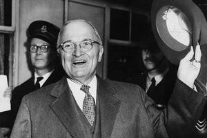 Former US President Harry S Truman doffing his hat as he arrives in England, 1956. (Photo by Central Press/Hulton Archive/Getty Images)