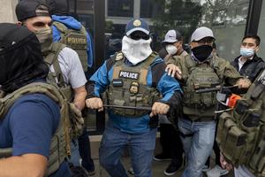 Federal agents hold back protesters while removing detainees on June 4, 2025, from a Intensive Supervision Appearance Program office run by Immigration and Customs Enforcement in Chicago's South Loop. (Brian Cassella/Chicago Tribune/TNS)