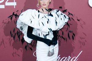 Bang Showbiz / Elsa Hosk is engaged.