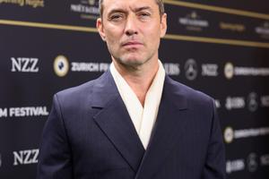 Bang Showbiz / Jude Law won't get involved in The Holiday series coming to Apple TV+