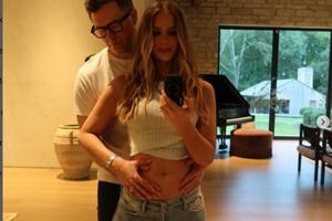 Bang Showbiz / Bobby Bones and Caitlin Parker are expecting their first child