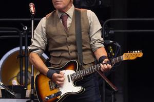 Bang Showbiz / Bruce Springsteen has called for Donald Trump to be impeached