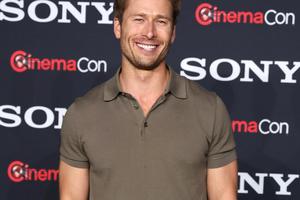 Bang Showbiz / Glen Powell stopped drinking alcohol for his role in Chad Powers