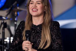 Bang Showbiz / Kelly Clarkson was emotional during her talk show return.