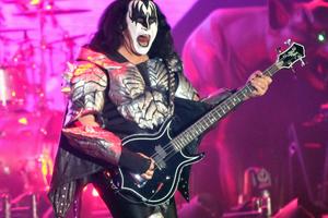 Bang Showbiz / Gene Simmons rushed to hospital after car crash