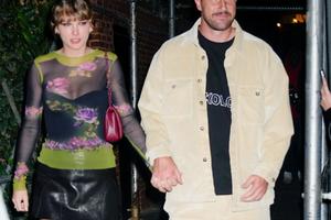 Bang Showbiz / Taylor Swift has written a raunchy new song about Travis Kelce