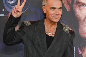 Bang Showbiz / Robbie Williams has admitted he moved his album's release date to avoid clashing with Taylor Swift.