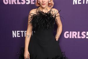 Bang Showbiz / Busy Philipps kissed Joshua Jackson on stage