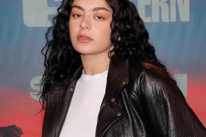 Bang Showbiz / Charli xcx reveals she used to get Botox and has shared her desire to undergo a mid-facelift