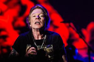 Bang Showbiz / Axl Rose took his apparent frustration out on new drummer Isaac Carpenter's drum kit