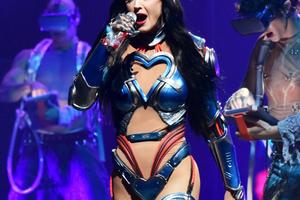 Bang Showbiz / Katy Perry likes post poking fun at her romance with Justin Trudeau.